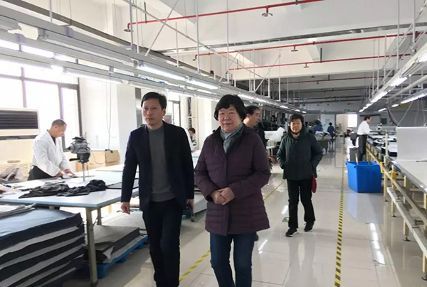 虎豹集團沙增斌副總經理陪同謝會長、郁會長參觀工廠