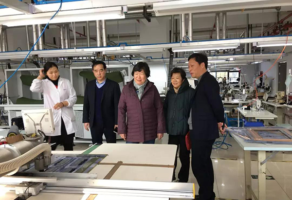 虎豹集團沙增斌副總經理陪同謝會長、郁會長參觀工廠